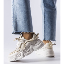 Spettacolari sneakers beige di Desforges 1