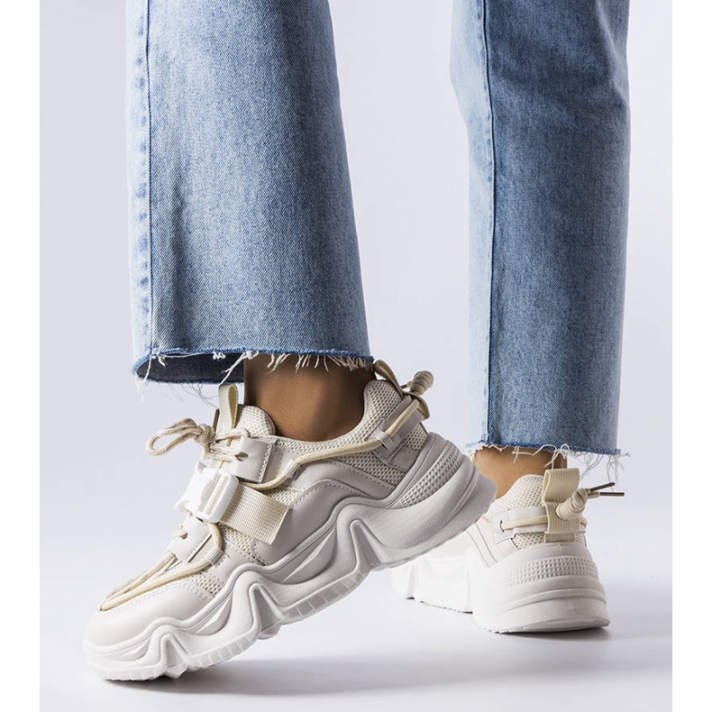 Spettacolari sneakers beige di Desforges 1