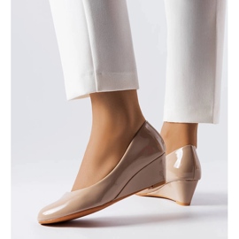Décolleté con zeppa laccate beige di Casgra 1