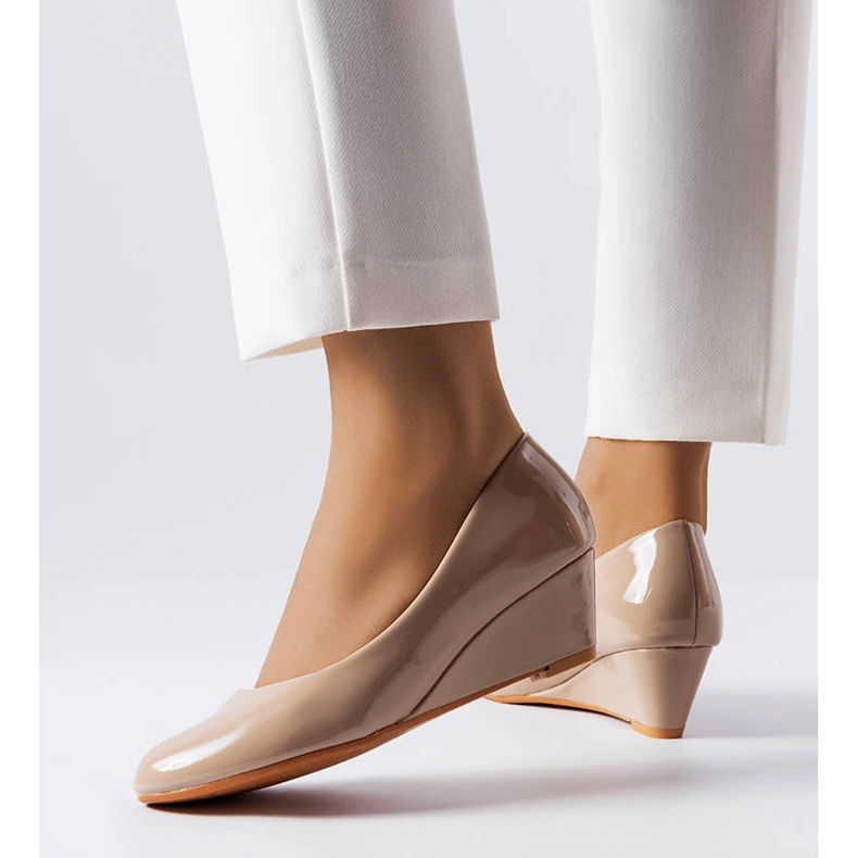 Décolleté con zeppa laccate beige di Casgra 1
