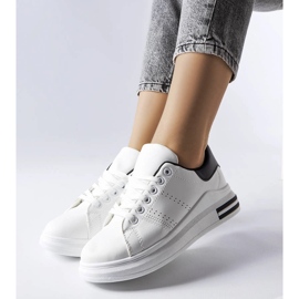 Sneakers bianche con un accento nero di Davisson bianco 1