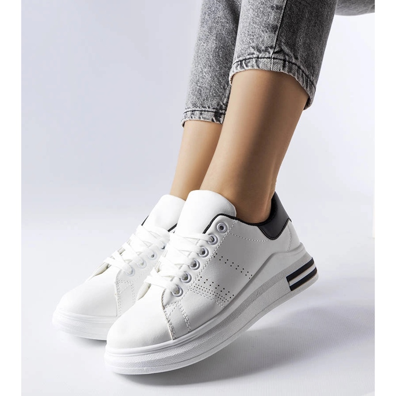 Sneakers bianche con un accento nero di Davisson bianca 1