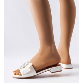Eleganti pantofole bianche con strass di Fifi bianco 1