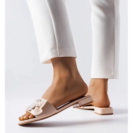 Pantofole eleganti beige con strass di Fifi 1