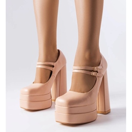 Décolleté beige con tacco alto di Chouinard 1