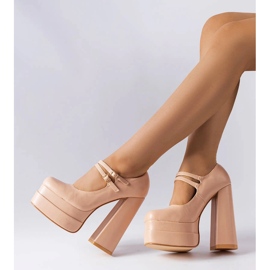 Décolleté beige con tacco alto di Chouinard 2