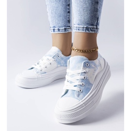 Sneakers bianche e blu di Blais 1