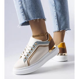 Sneakers beige con suola spessa di Soucy 1