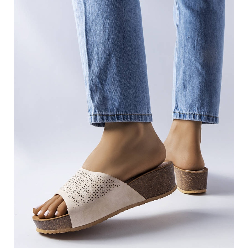 Sandali con zeppa traforati beige di Bourque 1