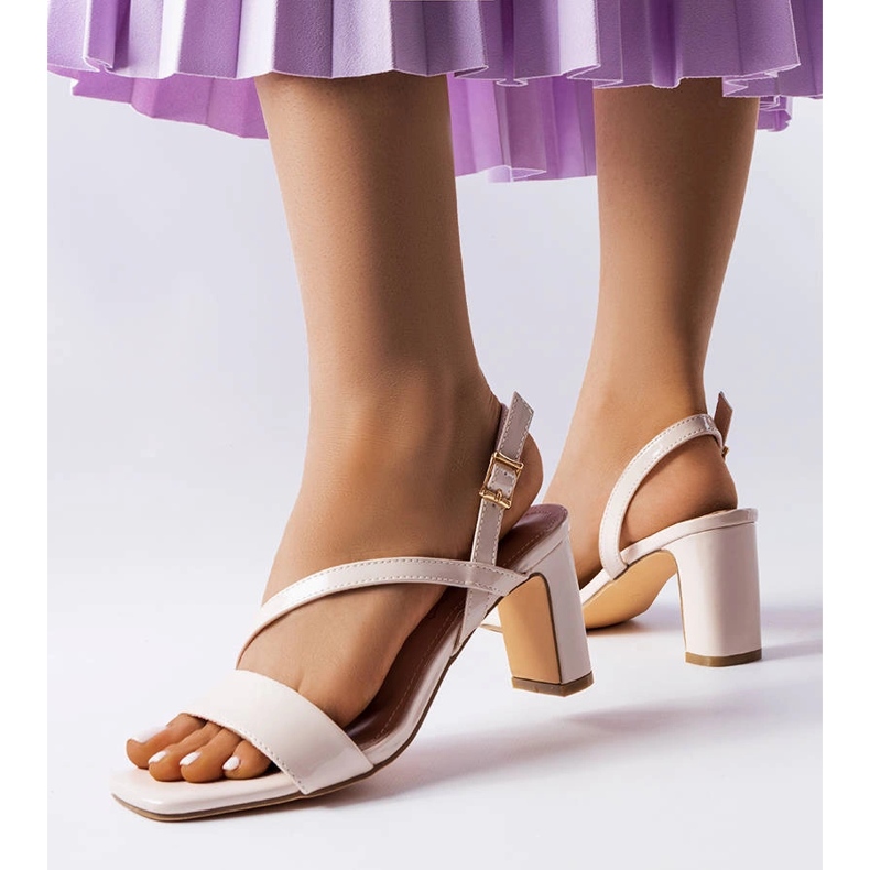 Sandali Beaulac in vernice beige 1