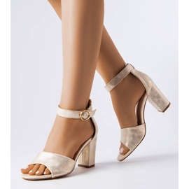 Sandali d'oro sul palo 1