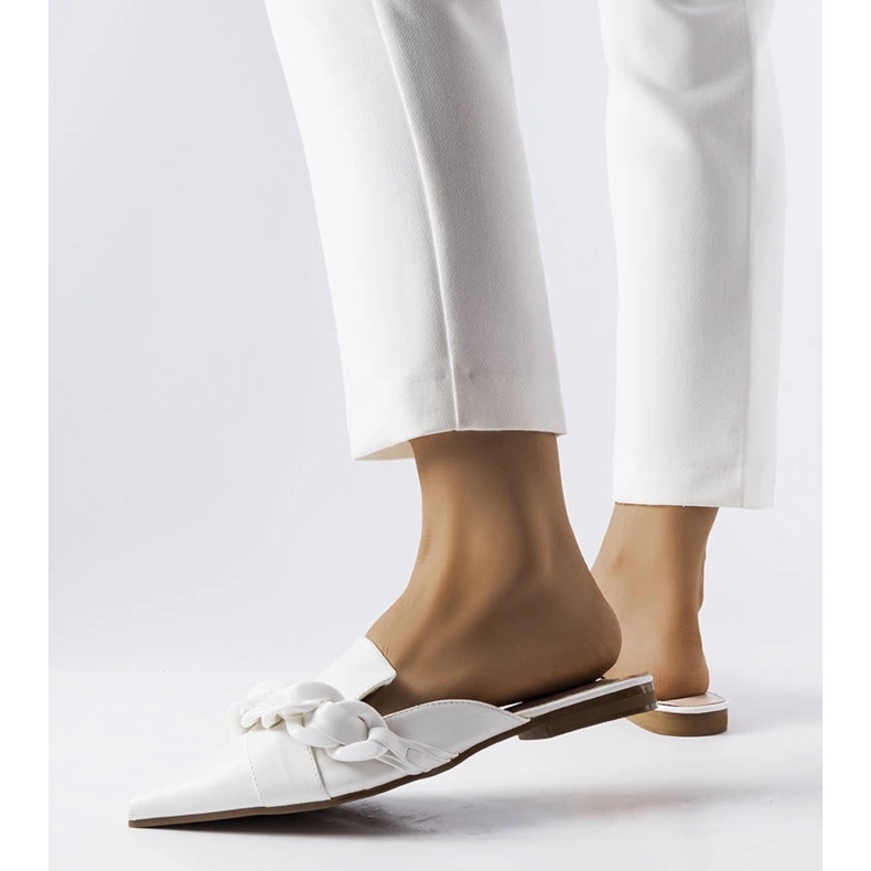 Sandali bianchi eleganti con catena di Patenaude bianco 1
