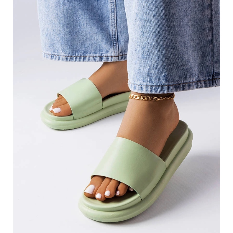 Pantofole verdi sulla pedana Paquette verde 1