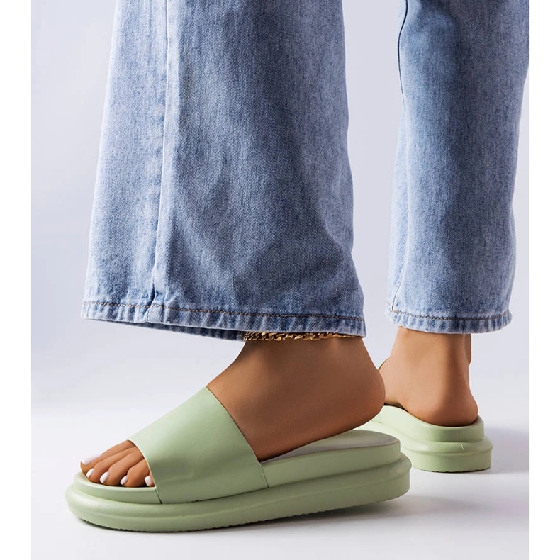 Pantofole verdi sulla pedana Paquette verde 2
