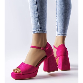 Sandali rosa con tacco alla moda di Vinceza 1