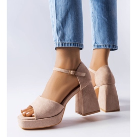 Sandali beige con tacco alla moda di Vinceza 1
