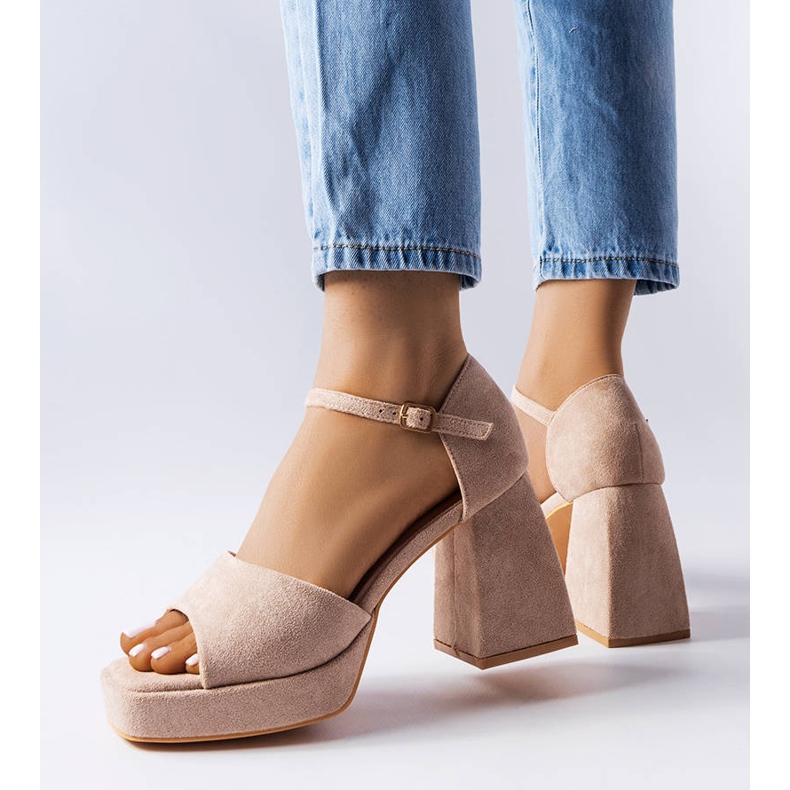 Sandali beige con tacco alla moda di Vinceza 1