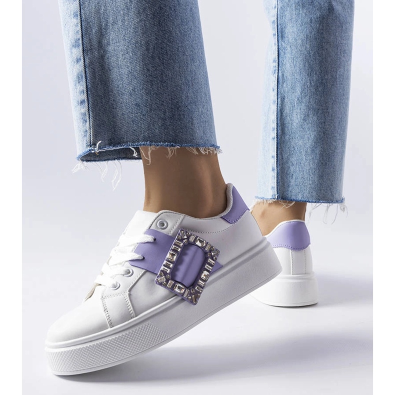 Sneakers bianche decorate con una fibbia Ike viola bianco 1
