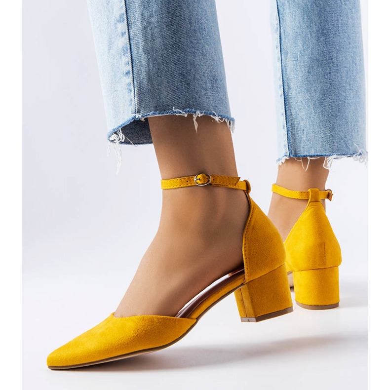 Décolleté con tacco giallo di Annely 1