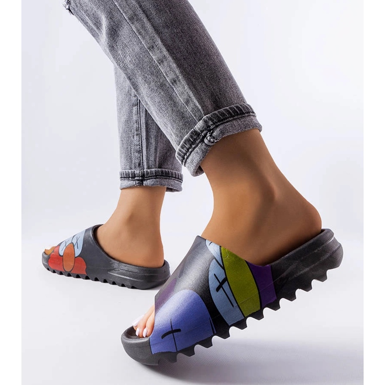 Ciabatte nere con battistrada e stampe nero 2