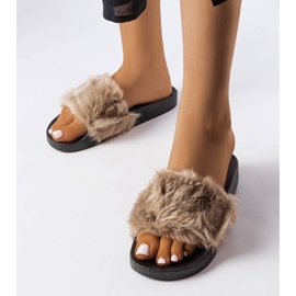 Pantofole beige con pelliccia di Genevre 1