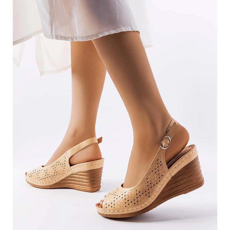 Sandali con zeppa traforati beige di Emeral 1