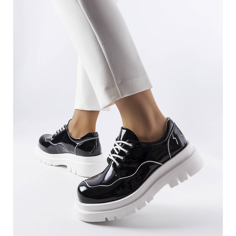 Scarpe brogue nere su massiccia suola Cheshire nero 1