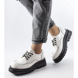 Scarpe brogue bianche su massiccia suola Cheshire bianca 1
