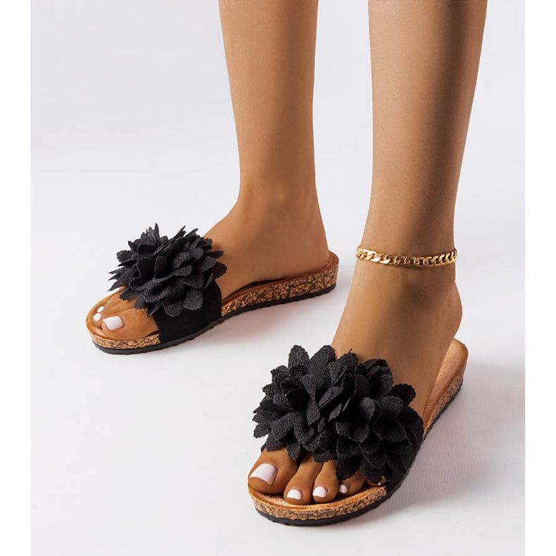 Pantofole nere decorate con fiori nero 1