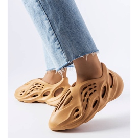 Pantofole Julienne in schiuma marrone 1