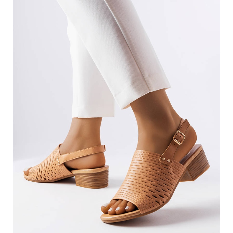 Sandali con tacco basso color deserto beige 1