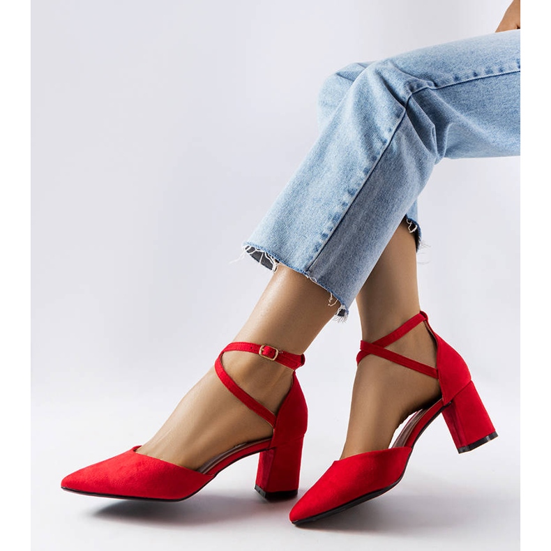 Pompe rosse sul palo di Bensalem rosso 1