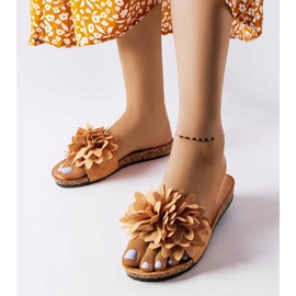 Pantofole marroni decorate con fiori Farland marrone 1