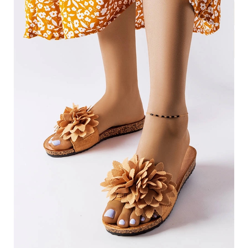 Pantofole marroni decorate con fiori Farland marrone 1