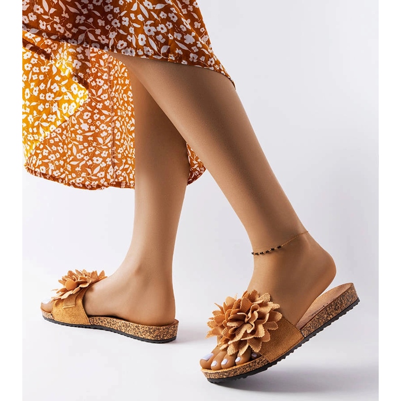 Pantofole marroni decorate con fiori Farland marrone 2