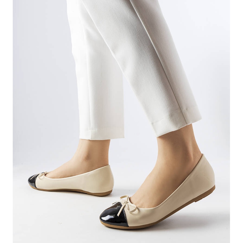 Ballerine con punta in vernice beige di Despins 1