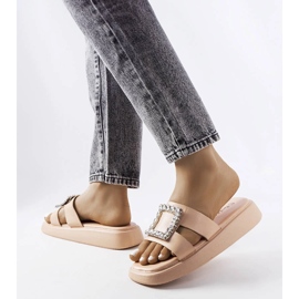 Ciabatte beige con strass di Fusberta 1