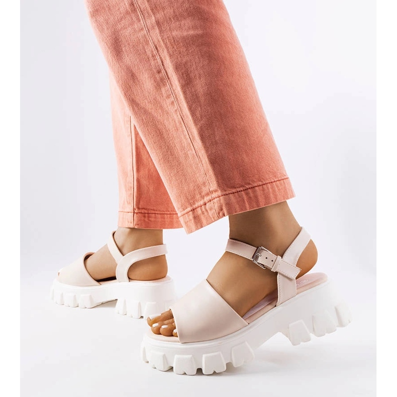 Sandali beige su massiccia suola Vinceza 1