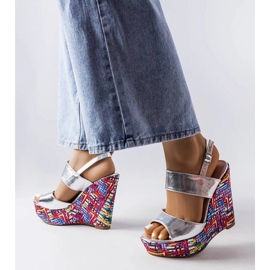 Sandali con zeppa decorati in argento di Westtide 1