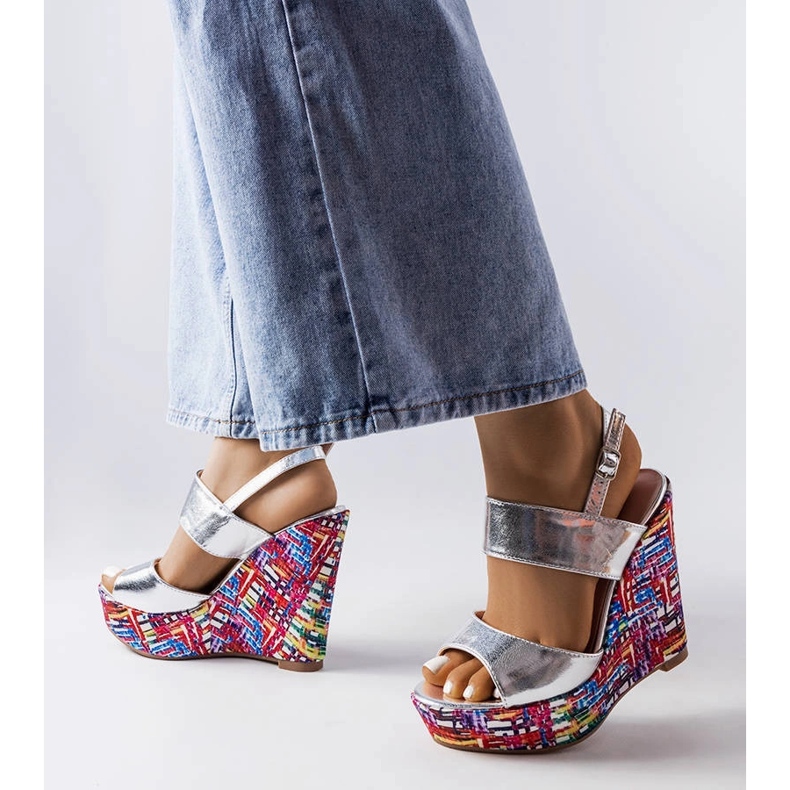 Sandali con zeppa decorati in argento di Westtide 1