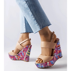 Sandali con zeppa decorati beige di Westtide 1