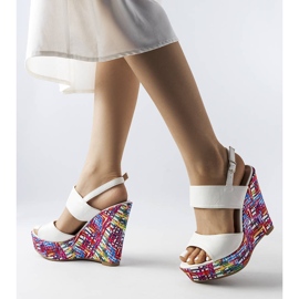 Sandali bianchi con zeppa decorati di Westtide bianco 1
