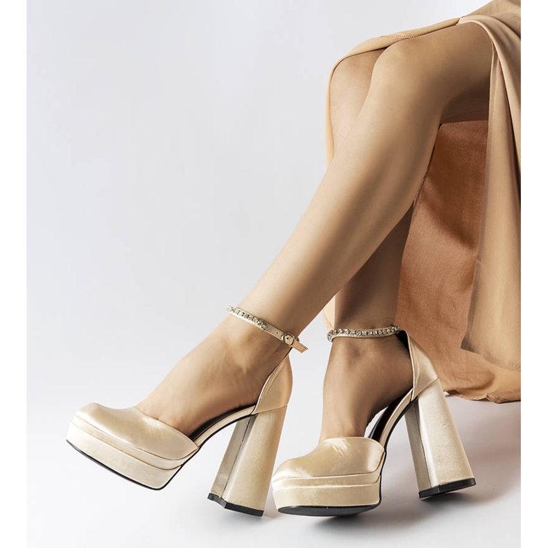 Décolleté beige con tacco alto di Elida 1