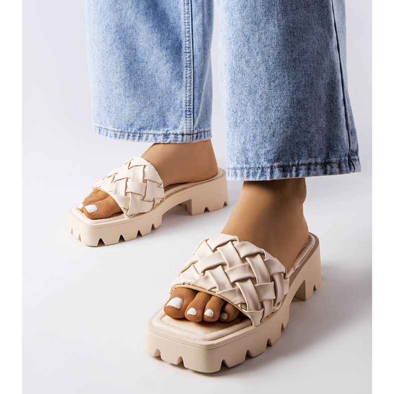 Pantofole beige con suola a trattore di Lora 1