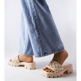 Pantofole beige con suola a trattore di Lora 2