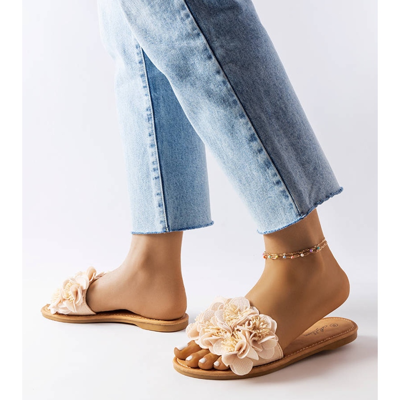 Pantofole beige con fiori di Alfrida 2