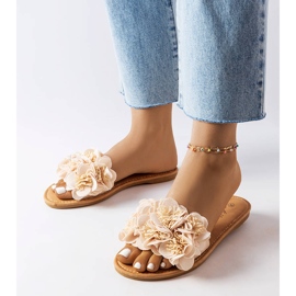 Pantofole beige con fiori di Alfrida 1