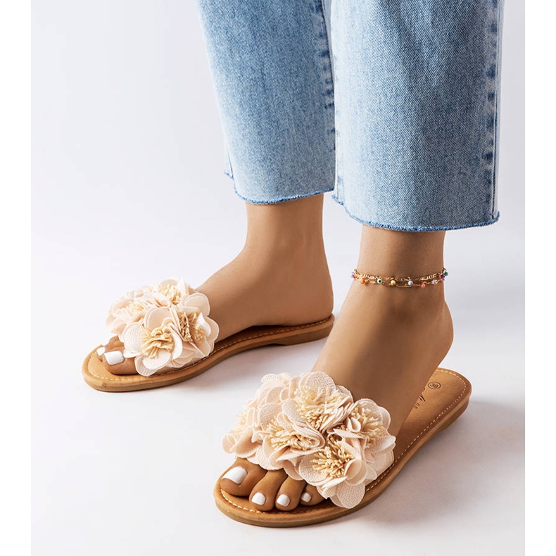 Pantofole beige con fiori di Alfrida 1