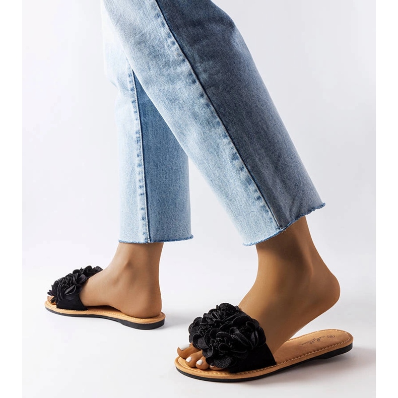 Pantofole nere con fiori di Alfrida nero 2