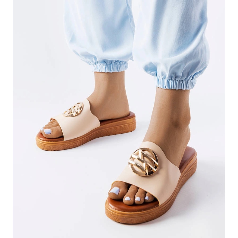 Ciabatte beige con plateau di Michelle 1